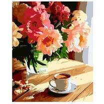 Букет цветов и кофе на столе