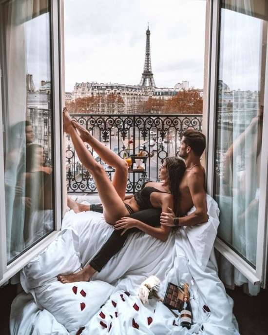 Картина по номерам 40x50 Влюбленная пара на подоконнике в Париже