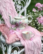 Чайный сервис на стуле