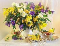 Без бренда «Букет из мимозы и колокольчиков в вазе» в Комсомольске-на-Амуре