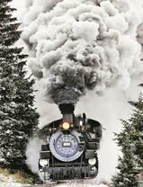 Паравоз среди заснеженных елей